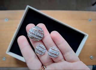 Collar y pendientes plateados brillantes