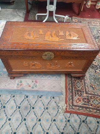 Baúl madera tallada antiguo