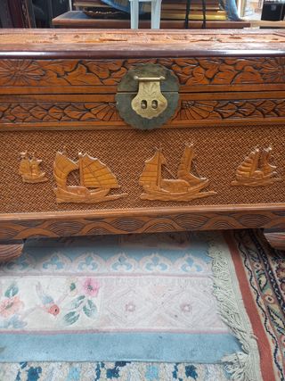 Baúl madera tallada antiguo
