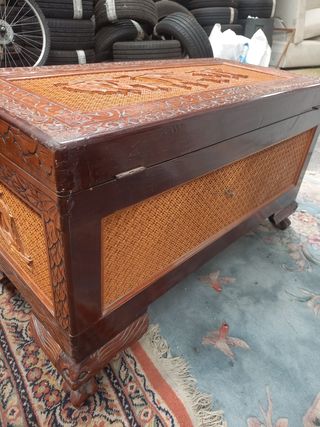Baúl madera tallada antiguo