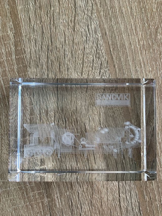 Pisapapeles de cristal: Komatsu & Sandvik