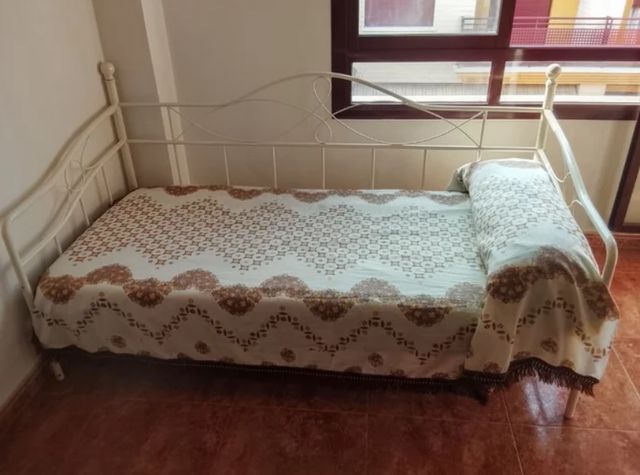 Letto singolo in metallo bianco + materasso