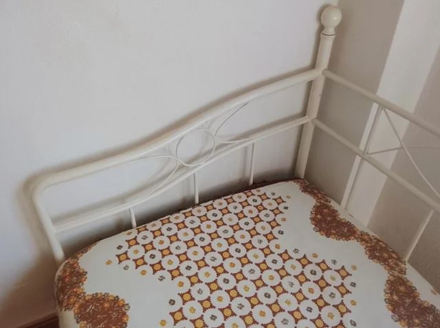 Letto singolo in metallo bianco + materasso