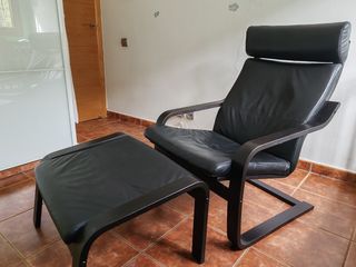 Sillón relax IKEA Poäng cuero negro con reposapiés