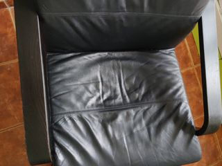Sillón relax IKEA Poäng cuero negro con reposapiés