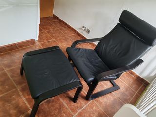 Sillón relax IKEA Poäng cuero negro con reposapiés