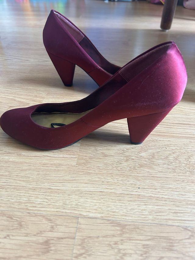 Zapatos de salón berenjena de segunda mano por EUR en Madrid