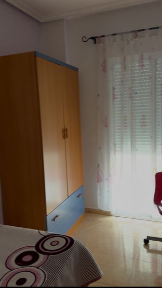 Dormitorio juvenil: armario, cama, mesita de noche