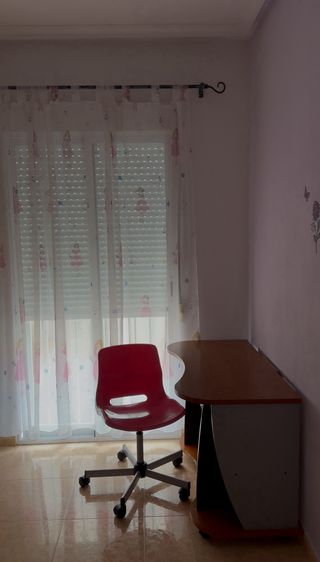 Dormitorio juvenil: armario, cama, mesita de noche