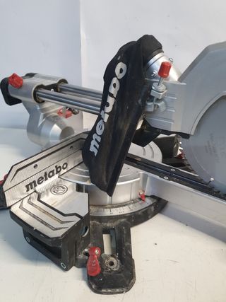Sierra ingletadora Metabo KGS216M
