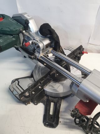Sierra ingletadora Metabo KGS216M