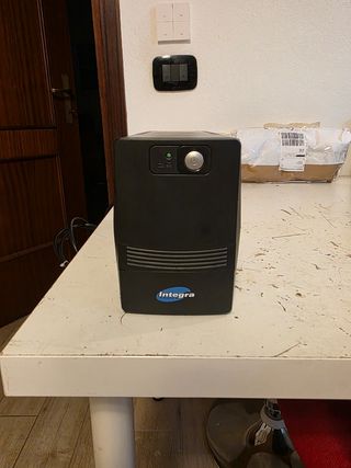Gruppo di continuità UPS APC da 700VA 360W Integra
