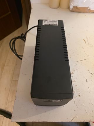 Gruppo di continuità UPS APC da 700VA 360W Integra