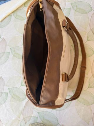 Bolso marrón y blanco