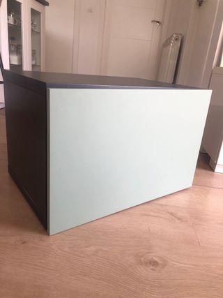 Mueble color madera y puerta verde.Negociable 