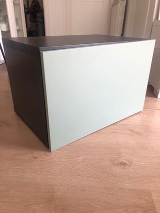 Mueble color madera y puerta verde.Negociable 