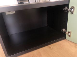 Mueble color madera y puerta verde.Negociable 