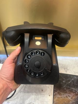 Teléfono antiguo negro