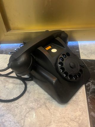 Teléfono antiguo negro