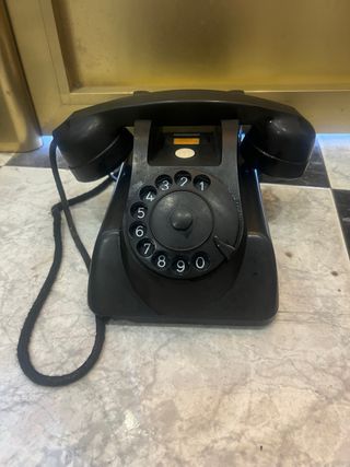 Teléfono antiguo negro