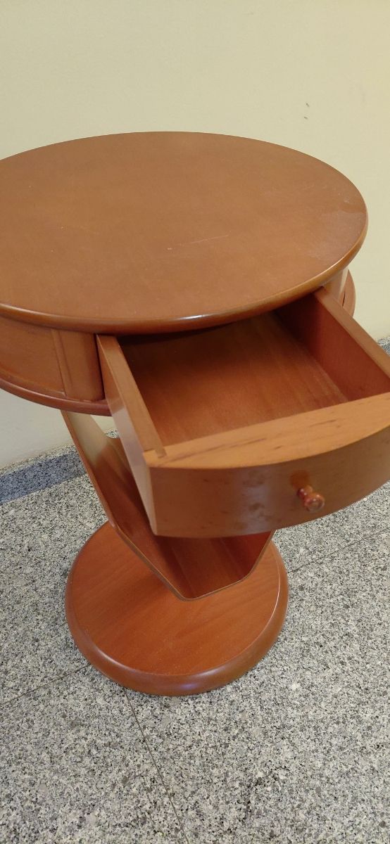 Mesita redonda de madera con revistero