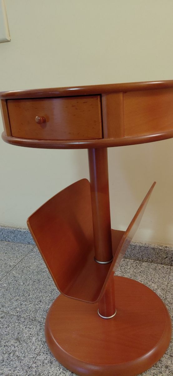Mesita redonda de madera con revistero