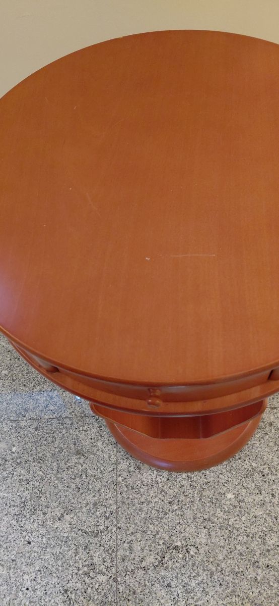 Mesita redonda de madera con revistero