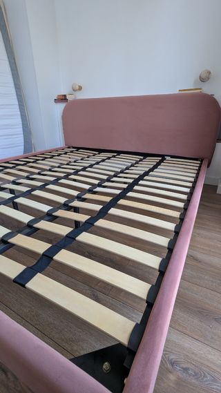 Cama matrimonial rosa Made.com 180x200