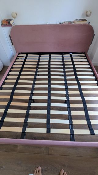 Cama matrimonial rosa Made.com 180x200