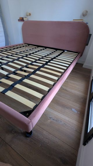 Cama matrimonial rosa Made.com 180x200