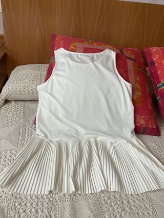 Blusa blanca plisada sin mangas