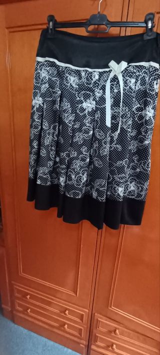 Falda midi flores blanco-negro
