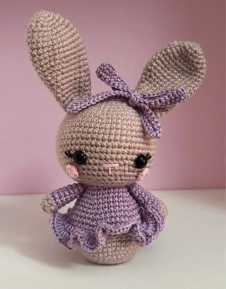 Coniglietta viola con orecchie grandi Amigurumi
