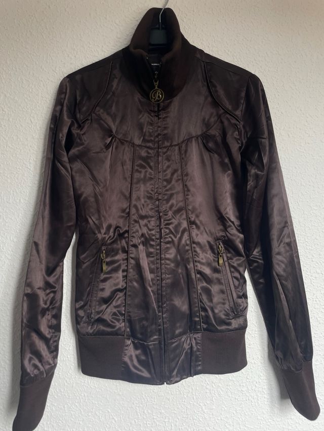 Cazadora marrón efecto satinado