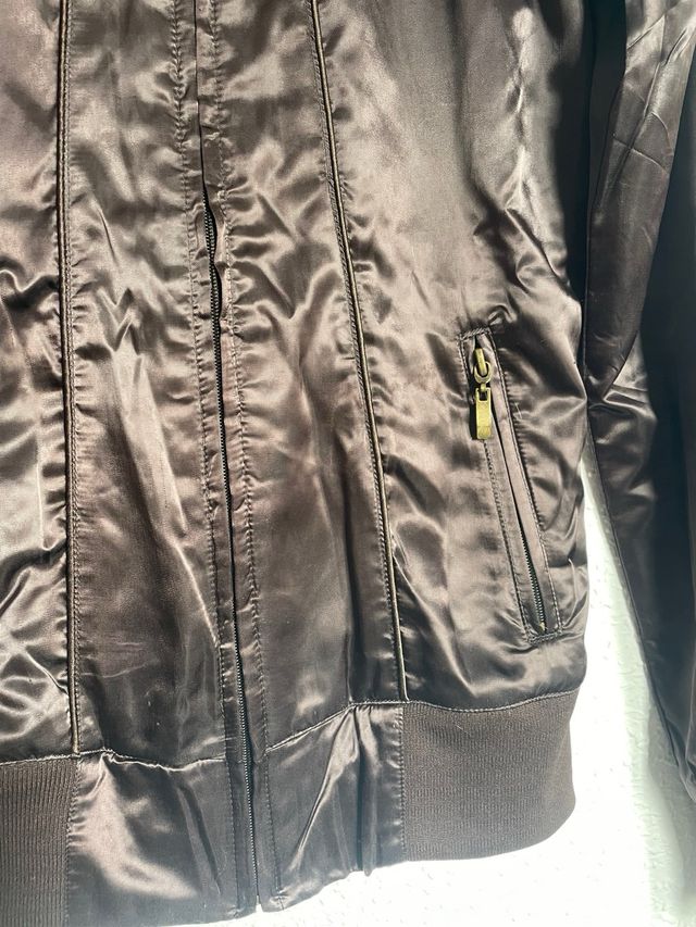 Cazadora marrón efecto satinado