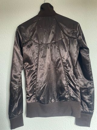 Cazadora marrón efecto satinado