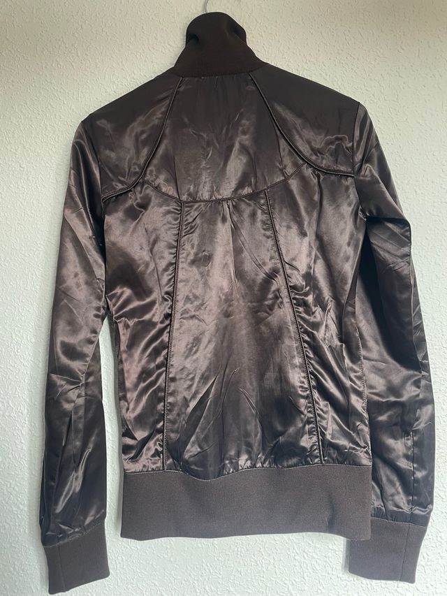 Cazadora marrón efecto satinado