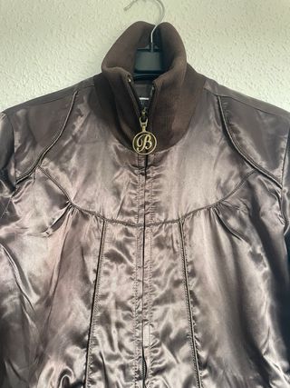 Cazadora marrón efecto satinado
