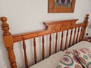 Cabecero de pino.  
