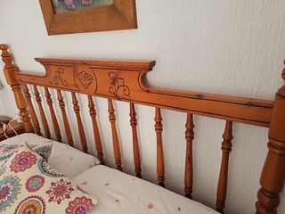 Cabecero de pino.  