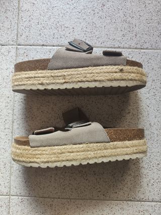 Sandalias plataforma con hebillas.