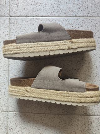 Sandalias plataforma con hebillas.