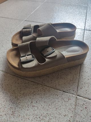 Sandalias plataforma con hebillas.