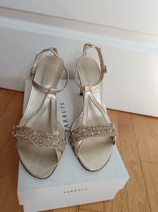 Sandalias doradas FARRUTX