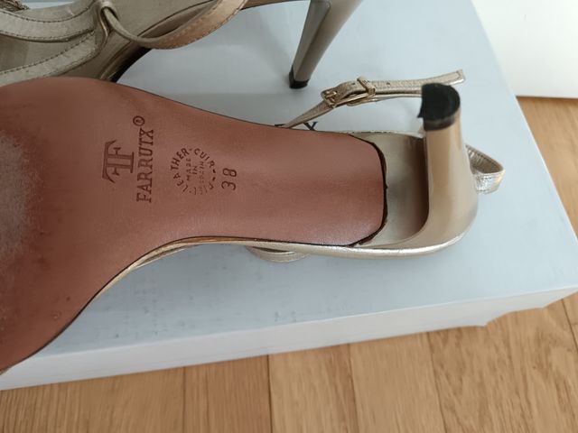 Sandalias doradas FARRUTX