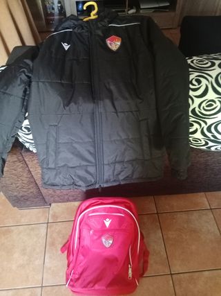 Marca Macron Cazadora y mochila 2 medias club depo