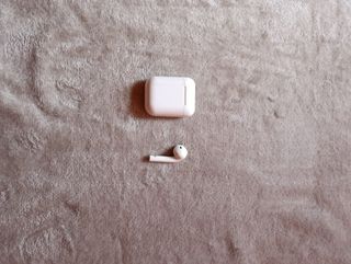 Auricolari Airpods bianchi senza marca 