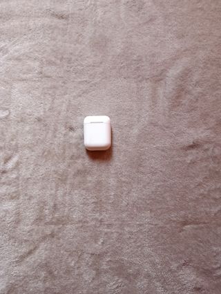 Auricolari Airpods bianchi senza marca 