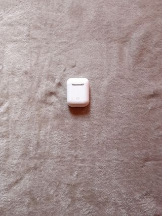 Auricolari Airpods bianchi senza marca 