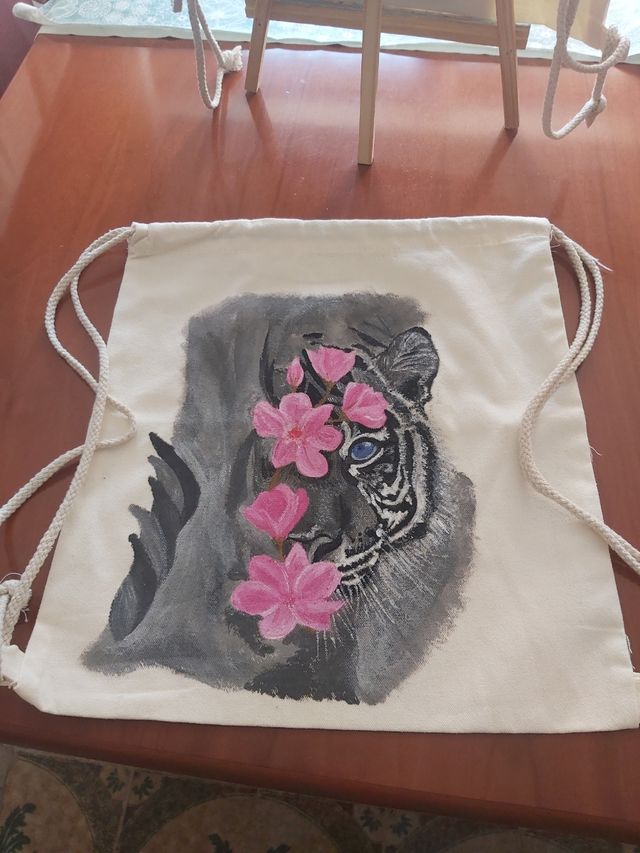 Mochila pintada a mano: Tigre y flores